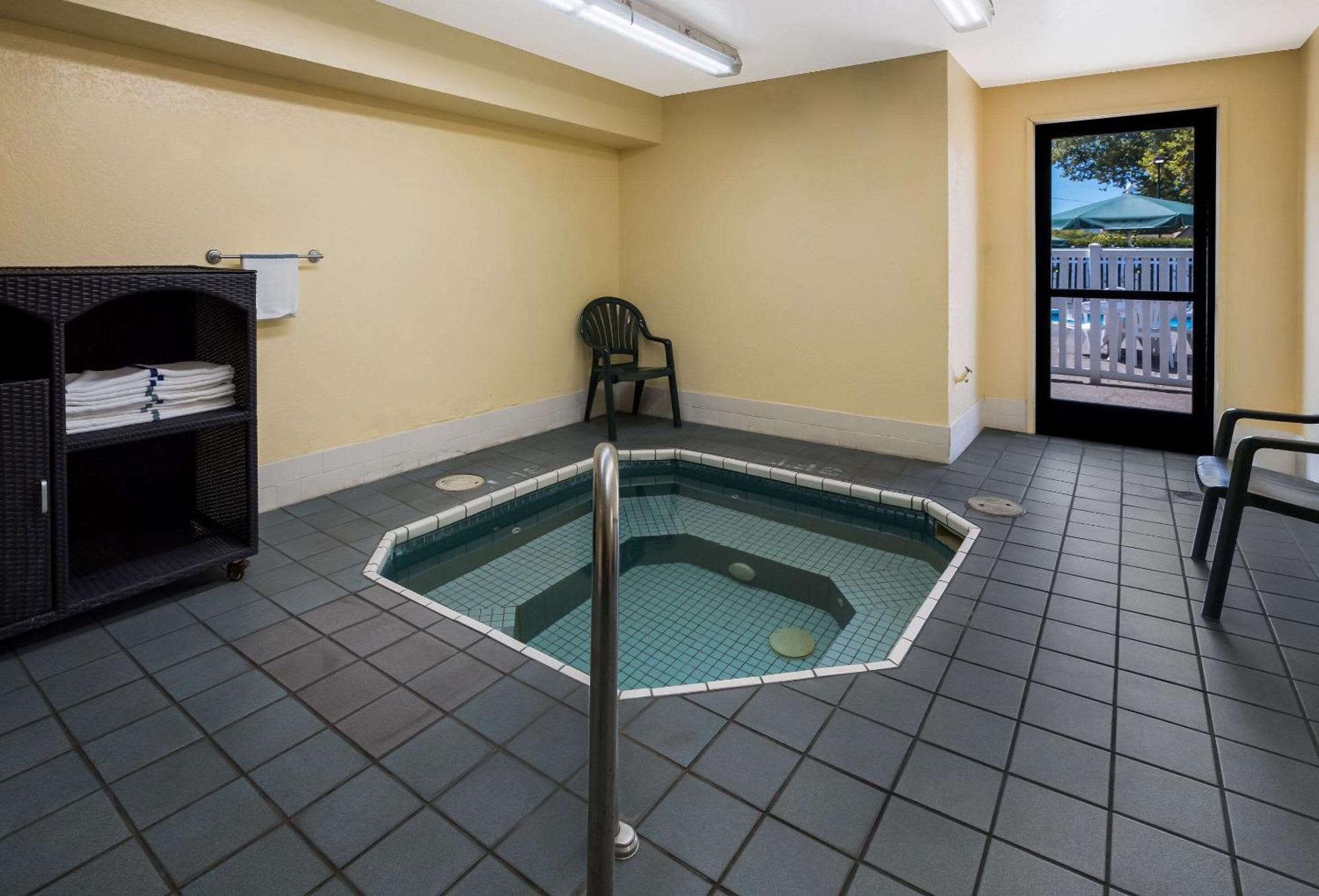 Quality Inn & Suites Medford Airport Exteriér fotografie