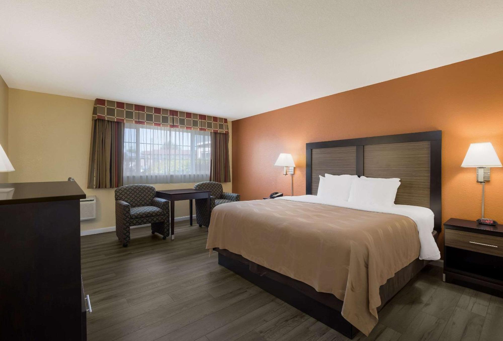 Quality Inn & Suites Medford Airport Exteriér fotografie