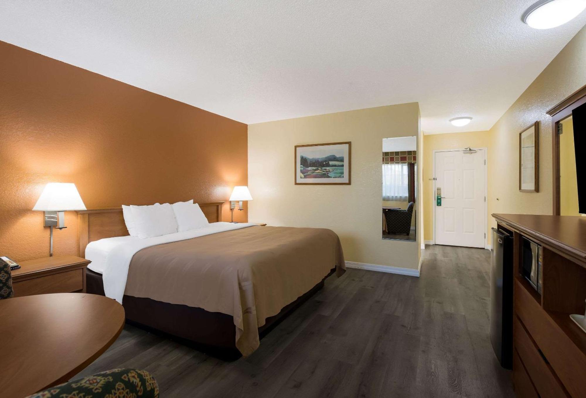 Quality Inn & Suites Medford Airport Exteriér fotografie