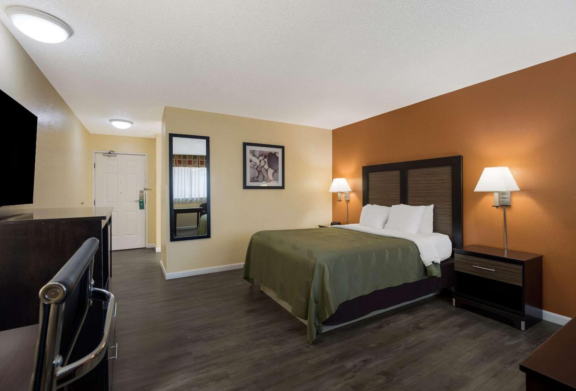 Quality Inn & Suites Medford Airport Exteriér fotografie