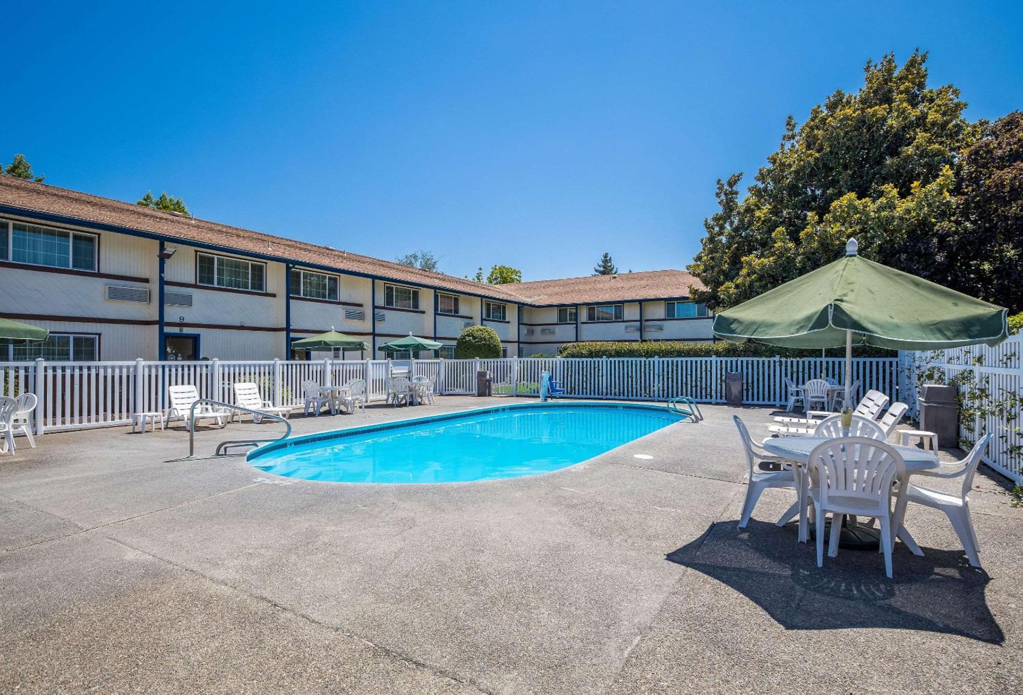 Quality Inn & Suites Medford Airport Exteriér fotografie
